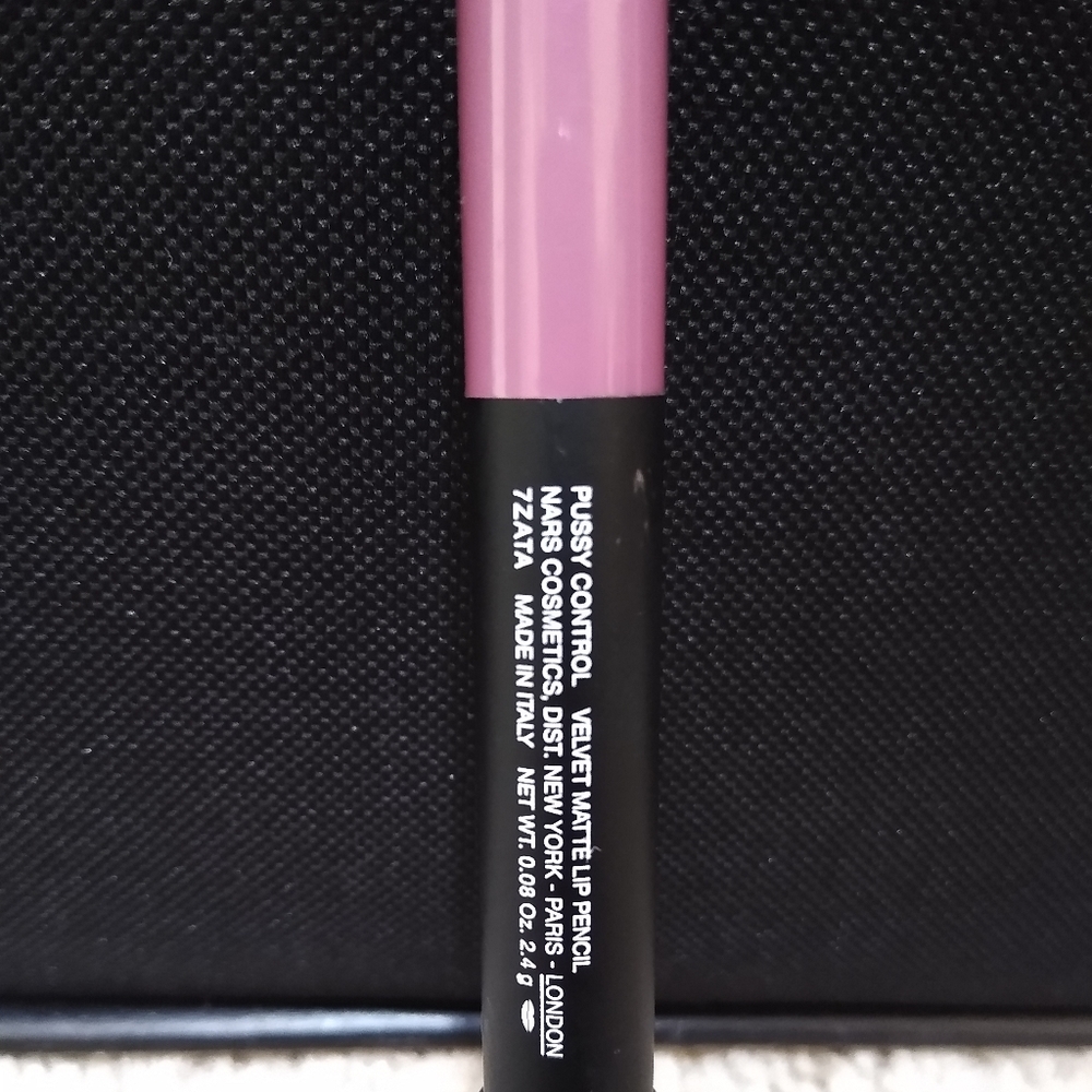 Lipstick - Picture 3 of 4